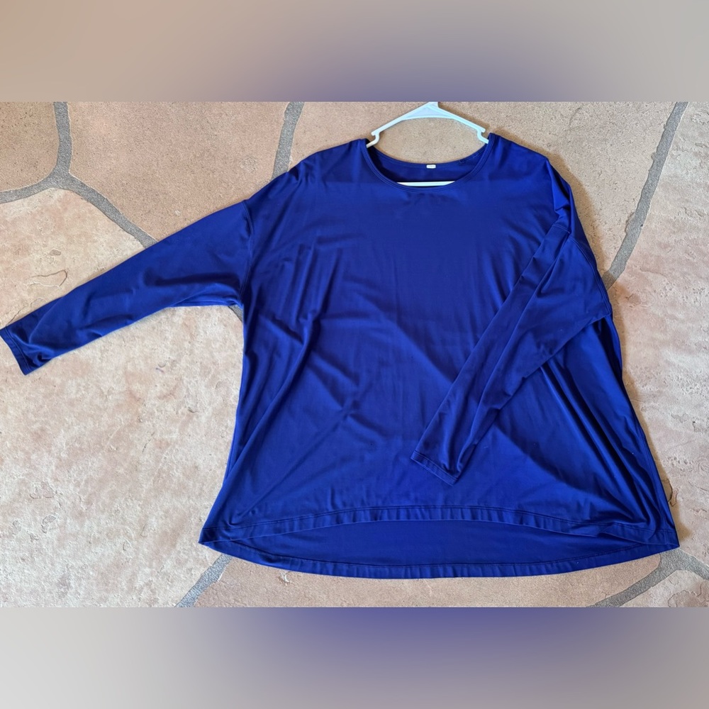Navy long-sleeve Lululemon shirt.
